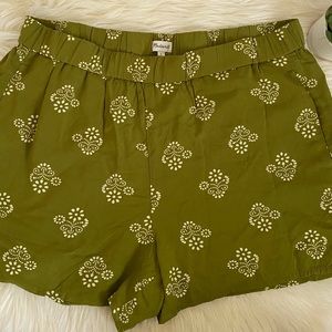 Madewell • Womens Shorts in Olive size L